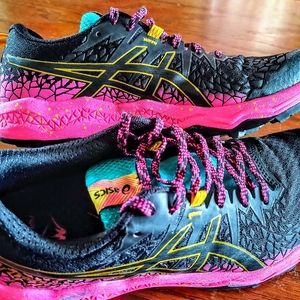 Like new Asics Fujitrabuco lyte Women's 8.5, Rare